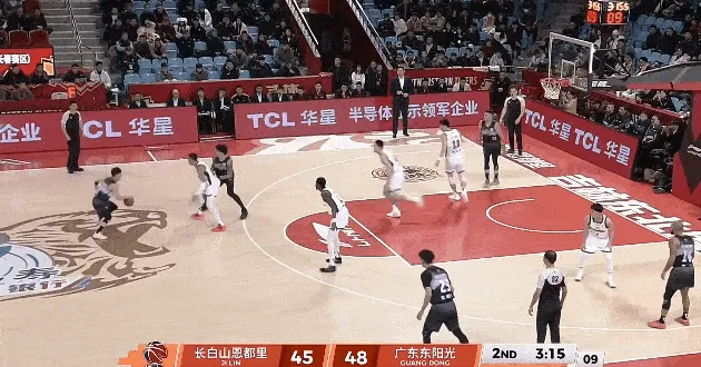 开云体育在线-姜伟泽晃飞防守三分再投进，上半场三分4中3拿到17分追平广东