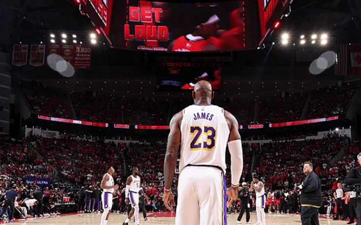 开云体育中国-手感下滑！湖人首节18中7命中率仅38.9%，三分2中0颗粒无收